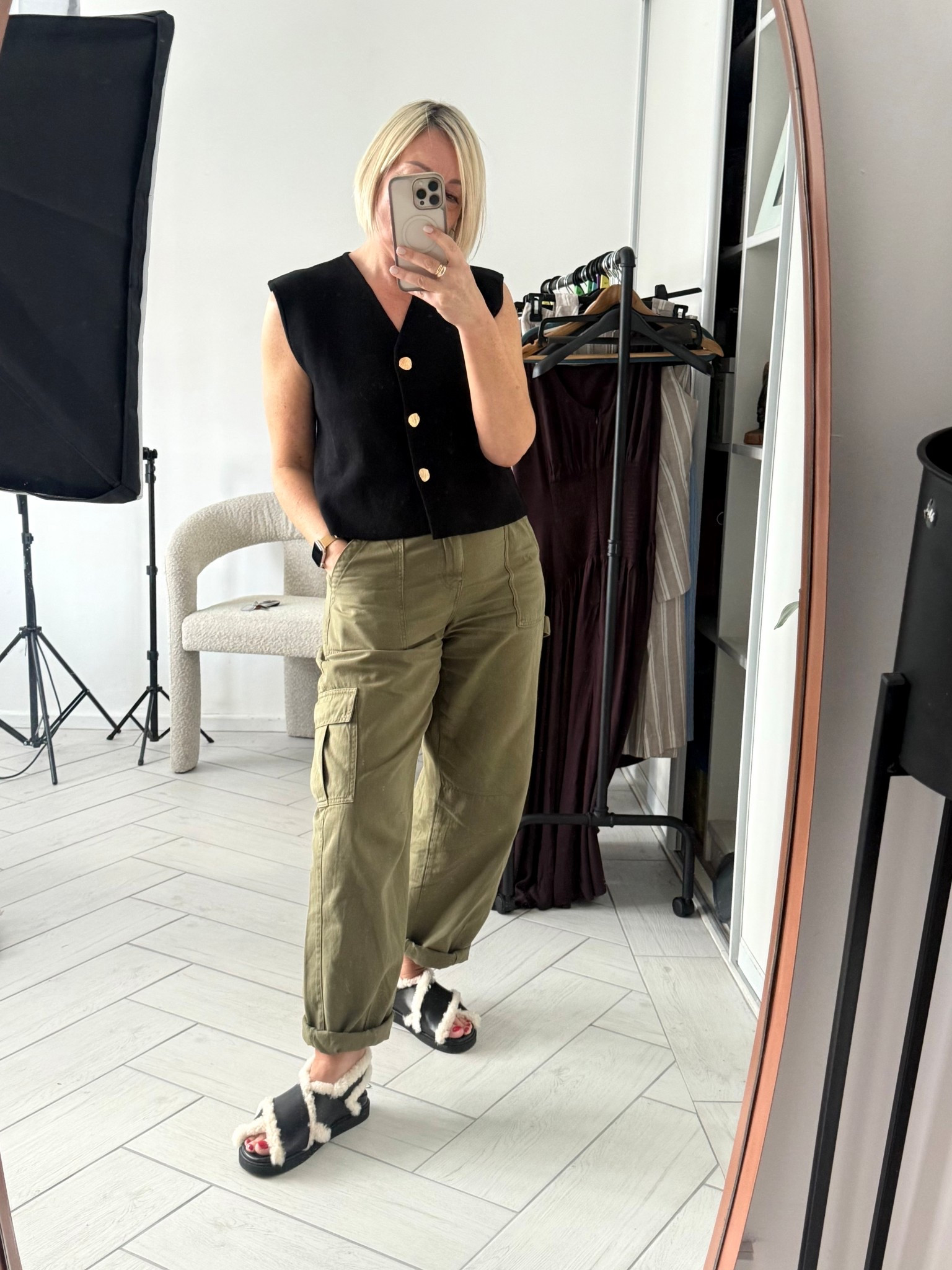 Casual Outfit

Knitted waiscoat, cargo trousers, shearling sandalss

#LTKover50style #LTKuk #LTKstyletip