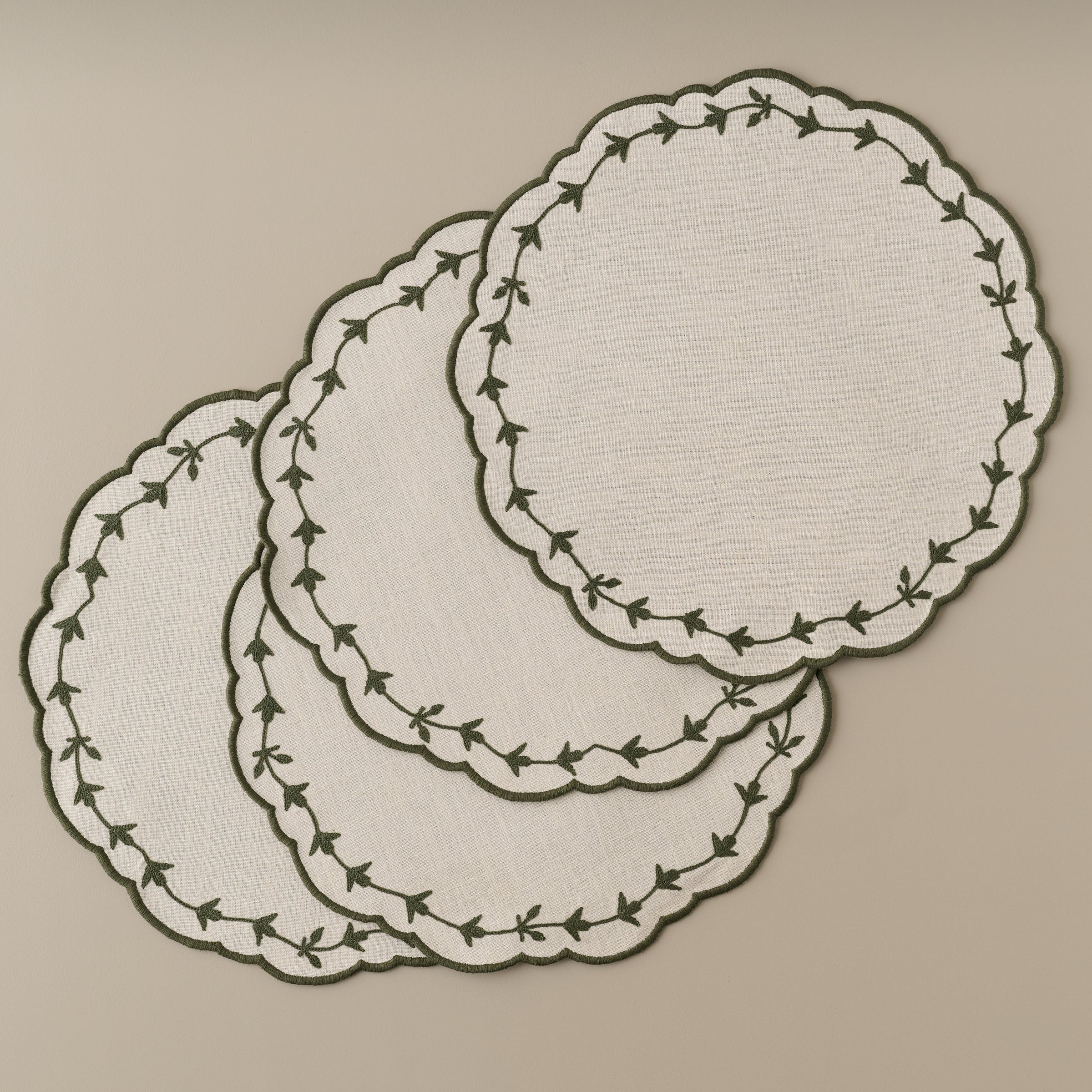 Green Embroidered Edge Scalloped Reversible Placemat | Magnolia