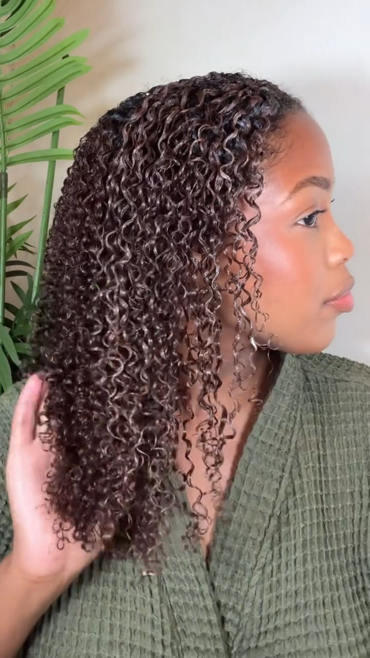 Spoiler alert… The new @donnasrecipe Whipped Vanilla line is VERY GOOD. 🤍😘🤌🏽

These products shocked me in the best way. I was hesitant to try because the gel and mousse are both labeled as “soft hold”, but I’m currently on day 5 hair and could got for a few more days.

The hold is soft, meaning that there was no crunch or gel cast after it dried, but the definition has not gone anywhere. 
@iamtabithabrown @ultabeauty 
✨
✨
✨
#naturalhair #curlyhair #washandgo #tabithabrown #donnasrecipe #3chair #4ahair #hairreview