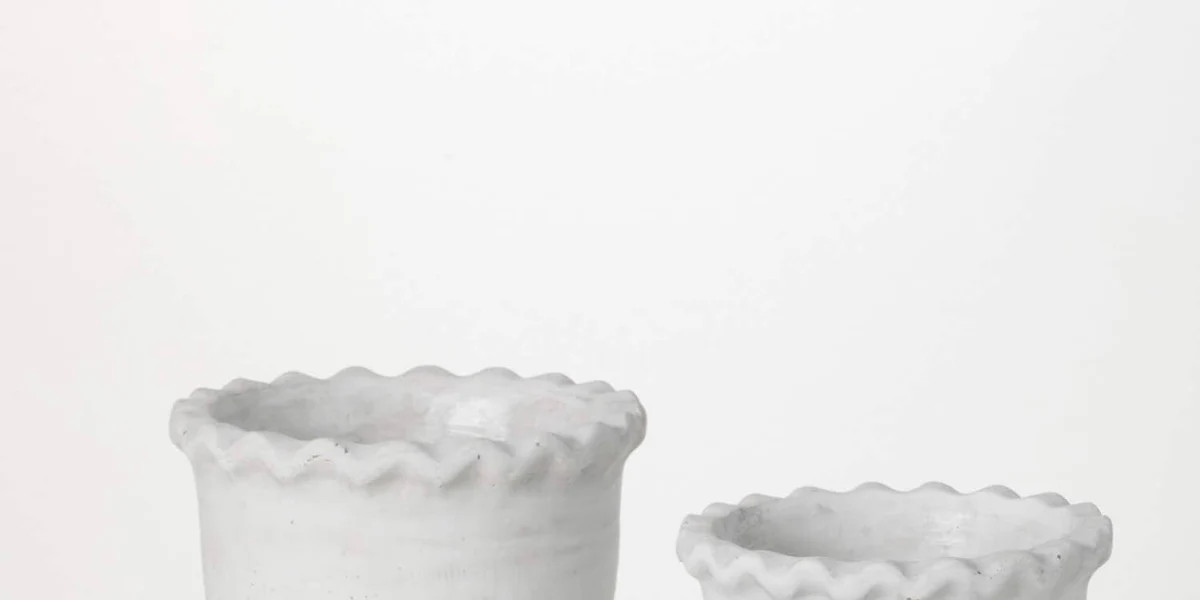 White Scalloped Edge Pot | Linen & Clove