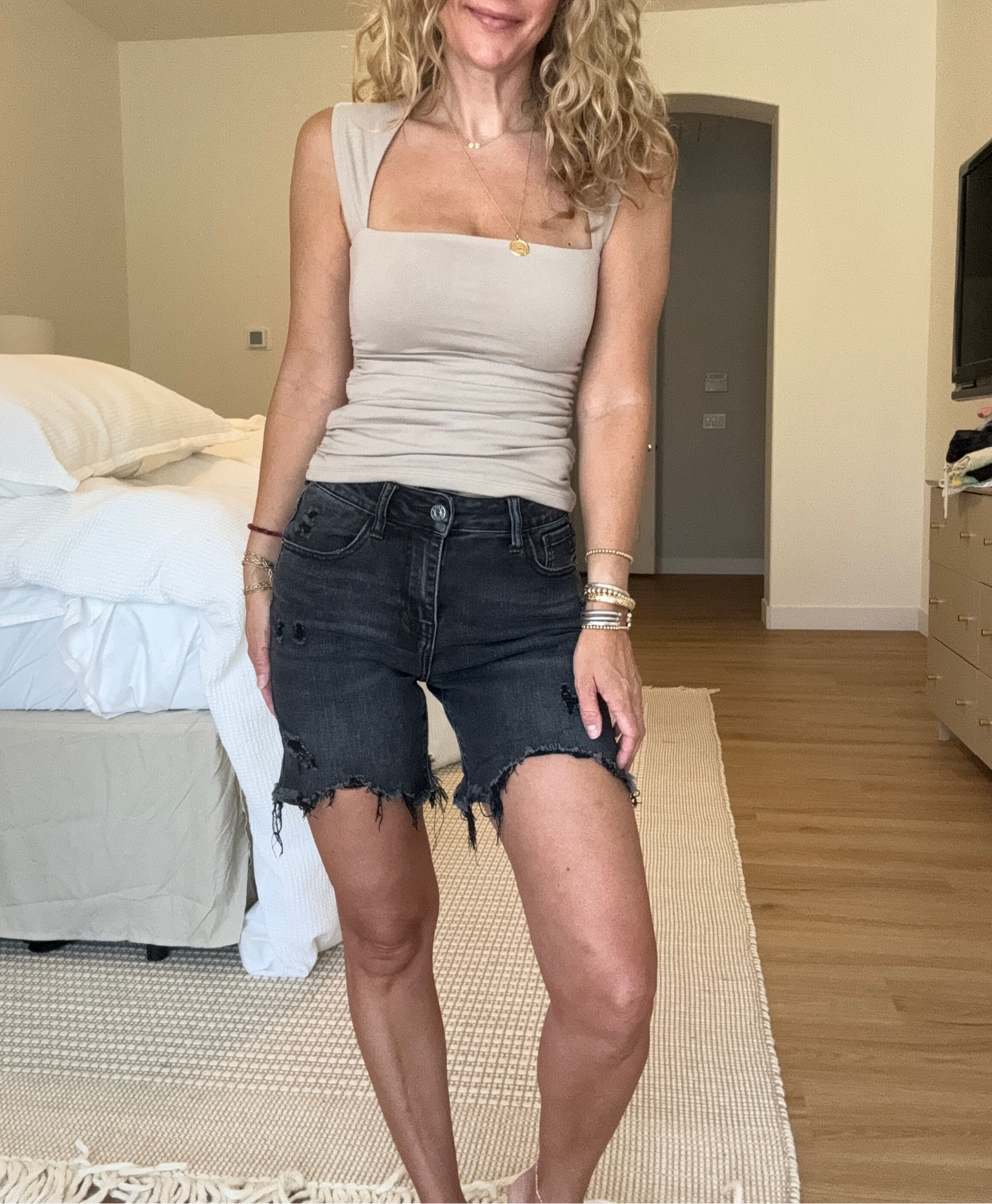 Wearing an XS for a super snug fit but I would say TTS if you don’t want it overly tight 