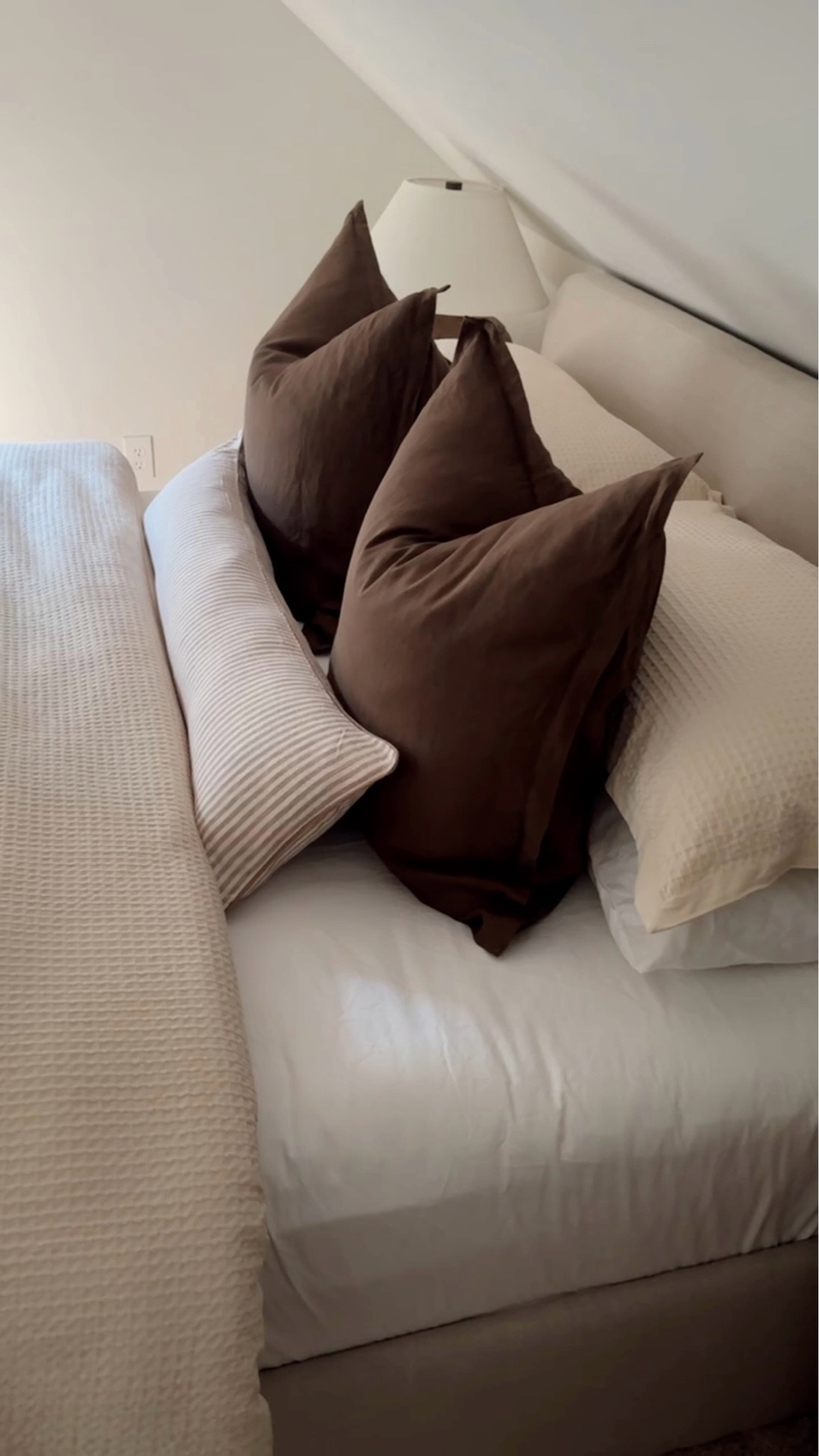 linen espresso euro pillows are back in stock! 

brown bedding, linen bedding, pillow covers, quince linen bedding