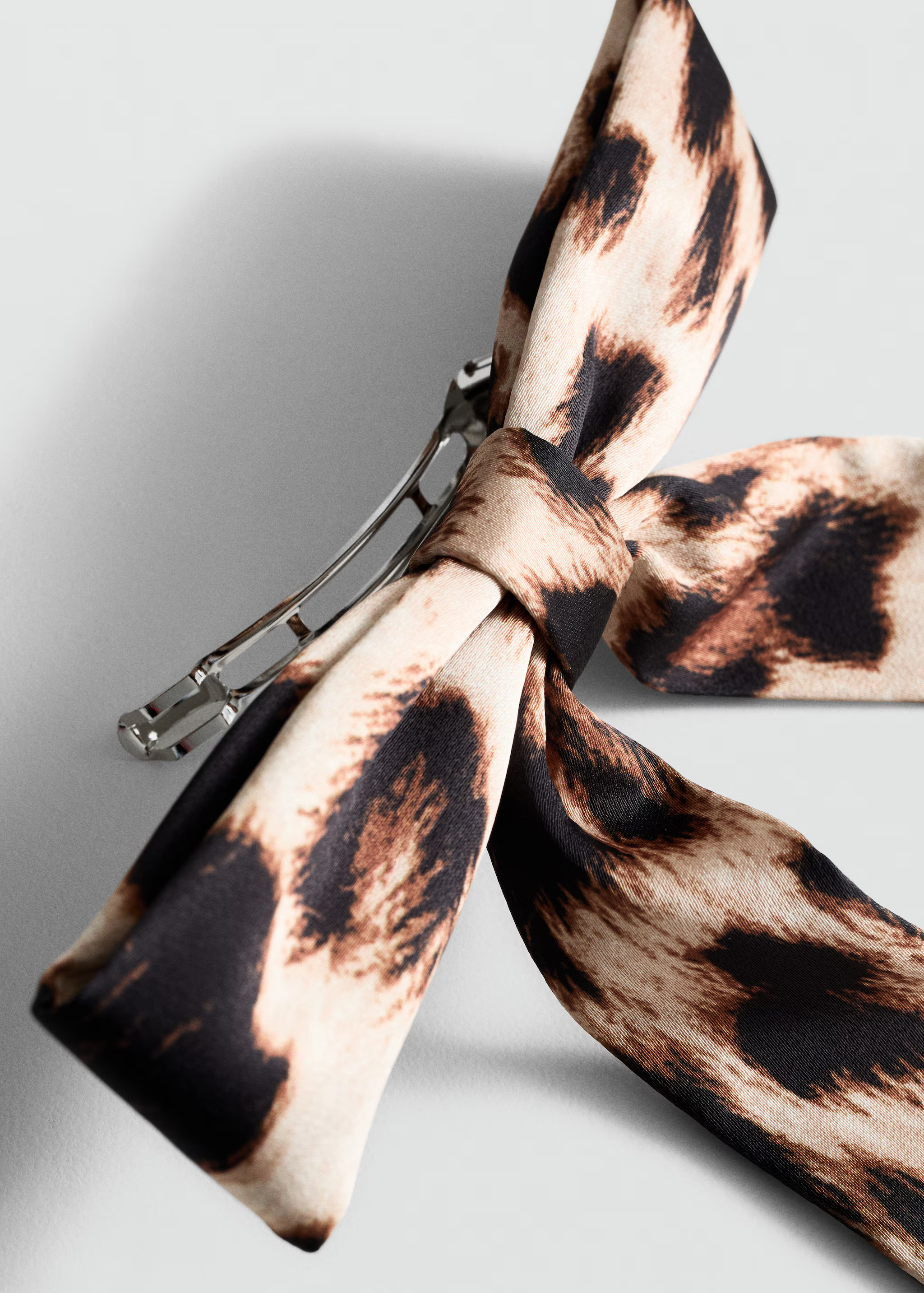 Leopard-print hairpin with bow  - Woman | MANGO USA | MANGO (US)