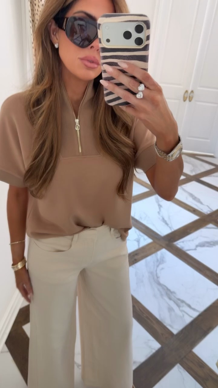 Fall neutrals! Both pieces are super comfortable! I love the gold hardware on the top. I’m wearing an XS top and US 2 in the pants!! 

Splendid fashion, Fall outfits women, Fall fashion haul, Business casual workwear, Fall neutrals, Wide leg jeans, Gemme Beauty, Emily Gemma