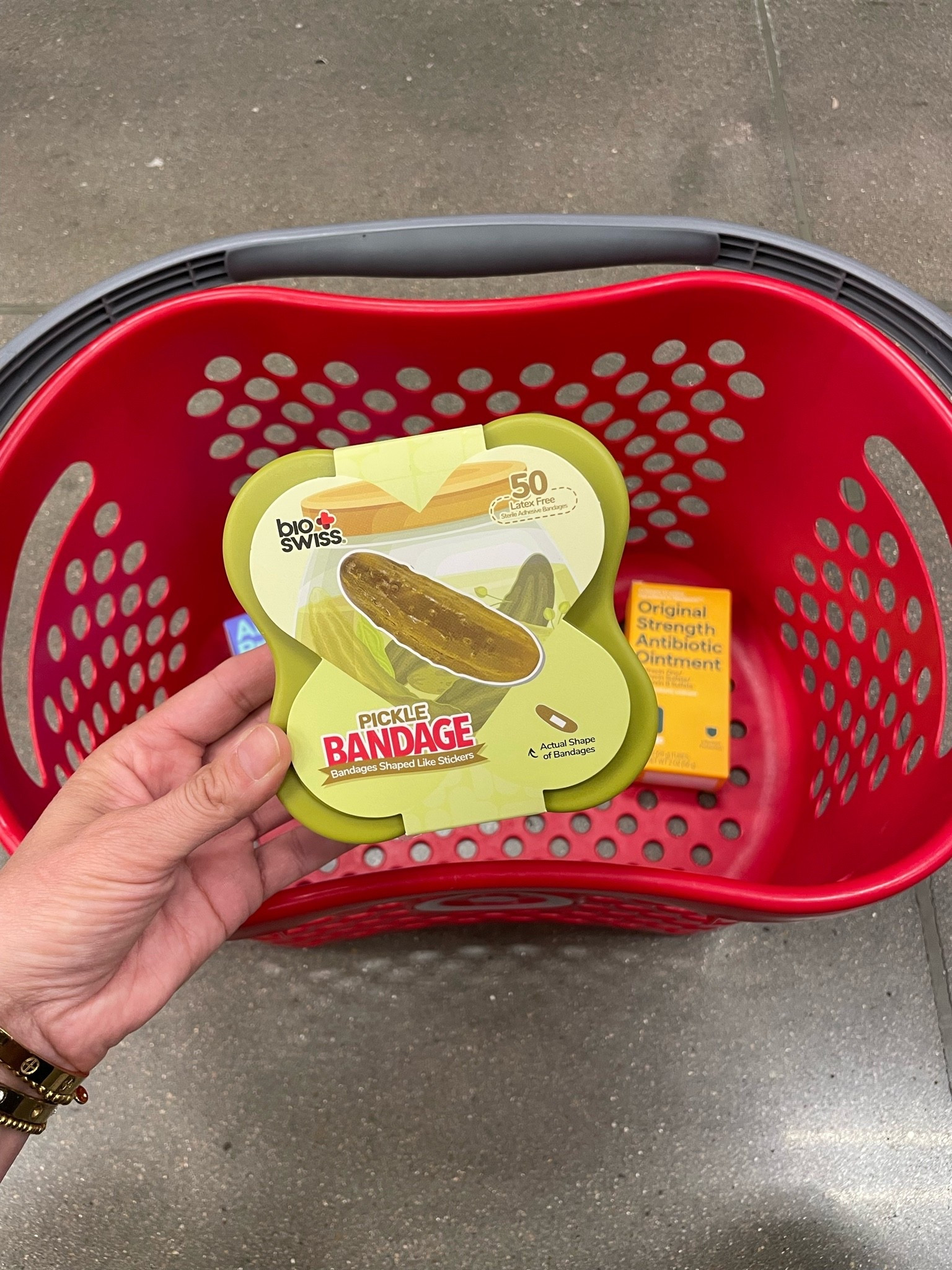 #bioswisspartner If you love pickles, you need these. @bioswiss.co pickle bandages just launched @target and I’m obsessed. Latex-free, gentle on sensitive skin, and painless to remove. Plus they actually stay on, which is a huge win. The reusable box is perfect for on-the-go. Look for @bioswiss.co pickle bandages at Target or Target online. 

Comment PICKLE for a 🔗 to shop now.

#target #bioswiss #pickle #trending
