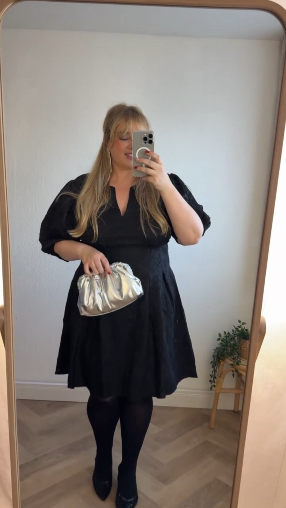 Minikleid 

Code: SANDRA
15% Rabatt auf alles bis einschl. 19.12.2025, einmalig einlösbar pro Kundin, gilt in DE App & Webshop

#curvy #minikleid #kleid 

#LTKplussize #LTKdatenight #LTKdeutschland