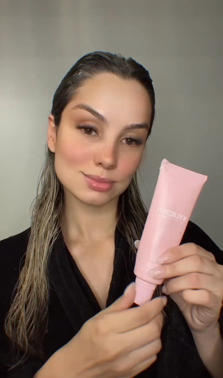 Minha rotina básica de skincare: 
Hidratação na fsfe com Kiley Skin hidratante facial, e hidratante Neutrogena para a área dos olhos, pra mim o segredo está na massagem fácil, por isso não largo meus rollers✨
#MesDasMaesLTK

#LTKSeasonal #LTKbrasil #LTKbeauty