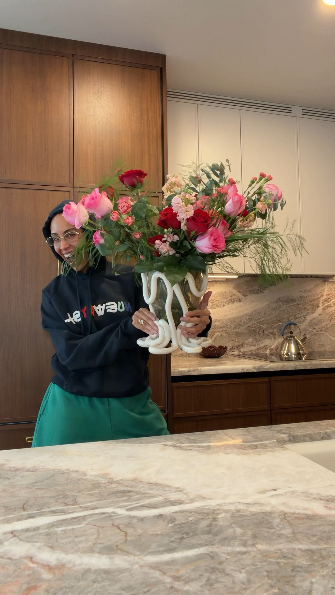 weekly flower refresh ✨ these are from my husband so they’re extra special. 💗 i usually grab whatever the supermarket has available hehe

#diyflowers #weeklyflowerrefresh #gaetanopesce #coolvase