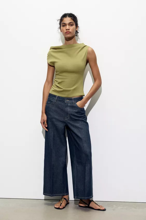 SLIM FIT - ASYMMETRIC NECKLINE - REGULAR LENGTH - SLEEVELESST-shirt made of 100% cotton yarn. Asy... | Zara US