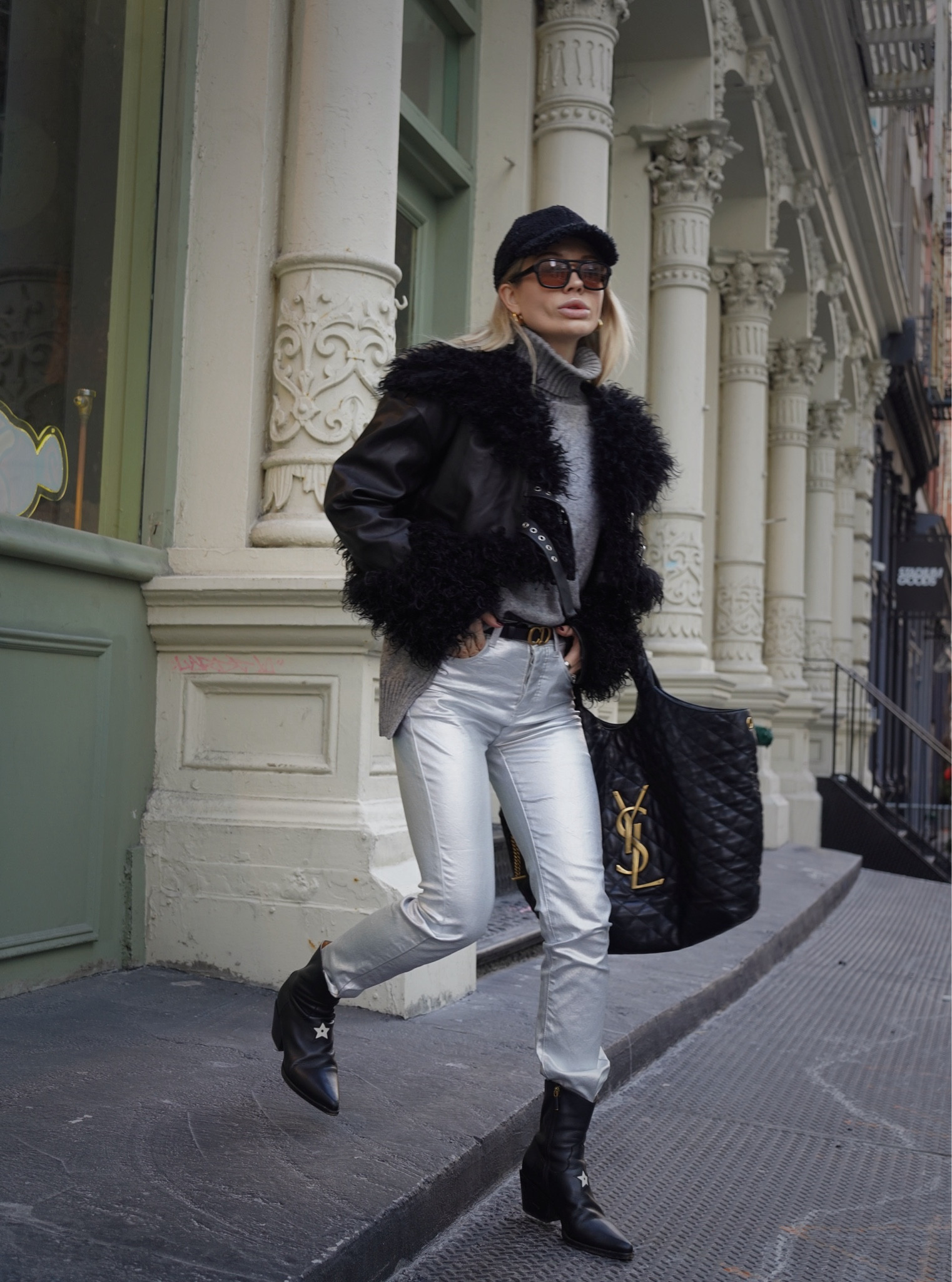 Regina Metallic Jean in Silver Metallic
superdown



#LTKSeasonal #LTKfindsunder100 #LTKSpringSale