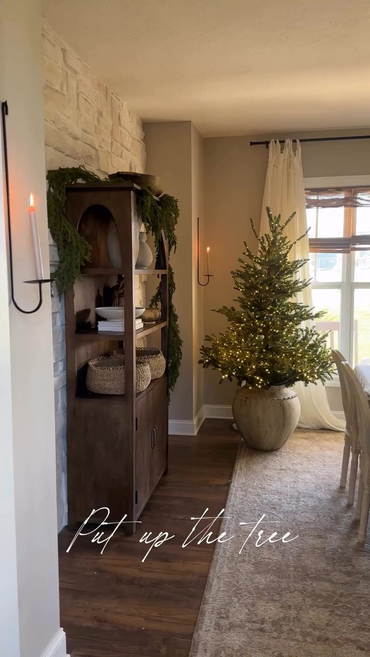 we’ve officially started decking the halls🎄 Something about that tree glow that’s already brought us so much joy!

TREE to shop these items 

#christmas #christmastree #christmas2025