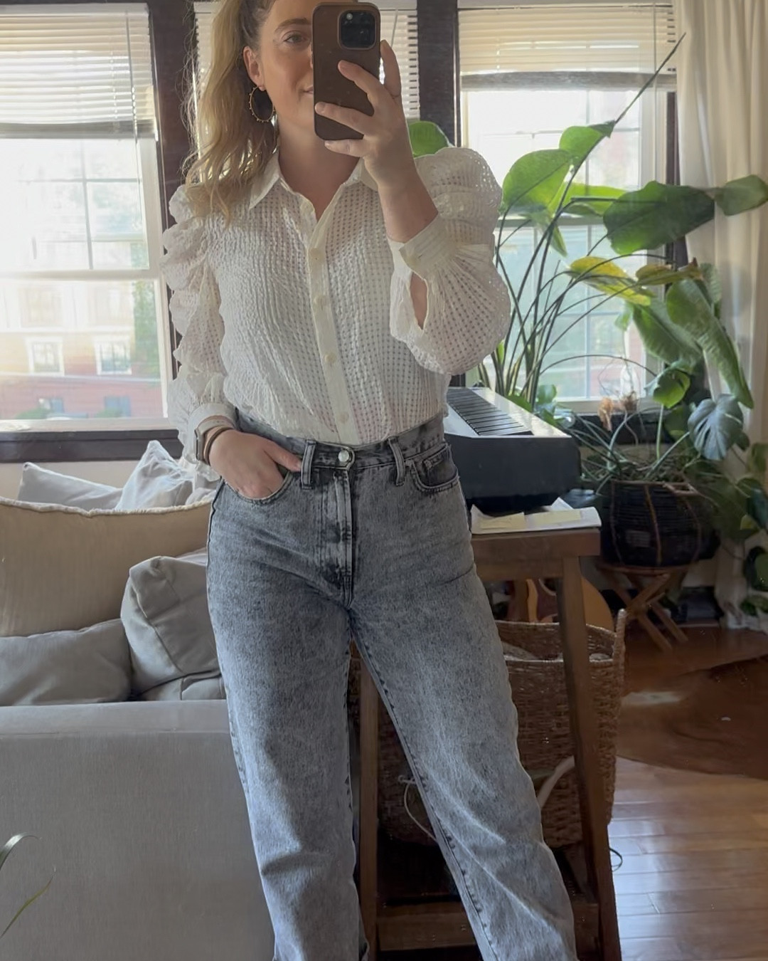 Do you ever get dressed and then realize you don’t actually feel the way you’re dressed today? Lol big swapsies but felt a million times better after. 

#classic #whitetopjeansbottom #pointedtoe #clogsoutfit #puffsleeve