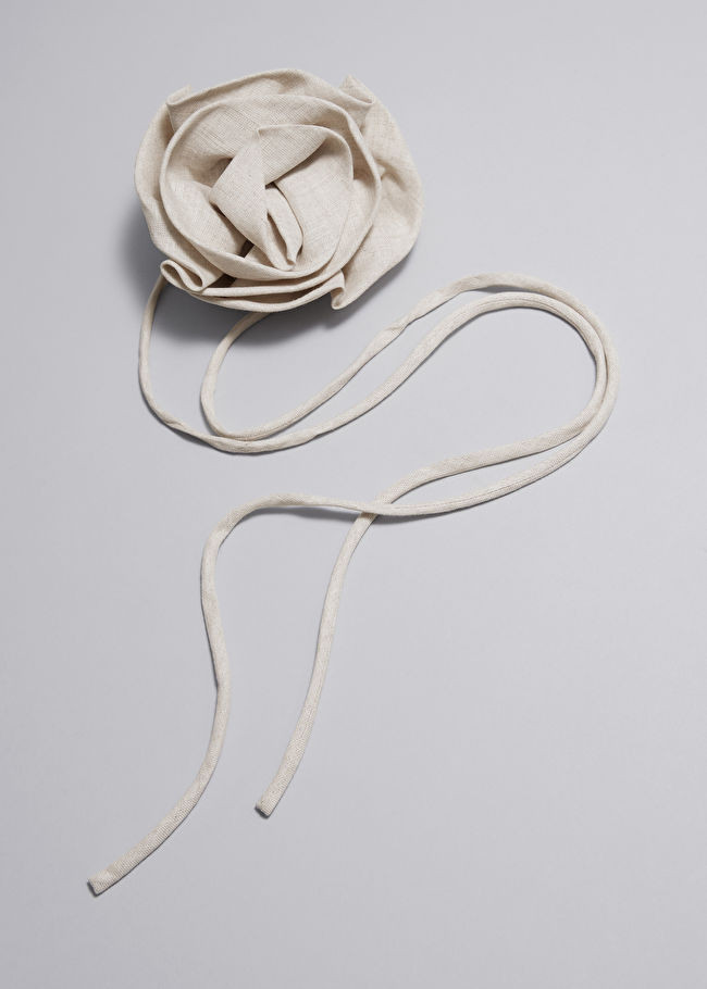 Choker mit großer Rose aus Leinen | & Other Stories (DE + FR)