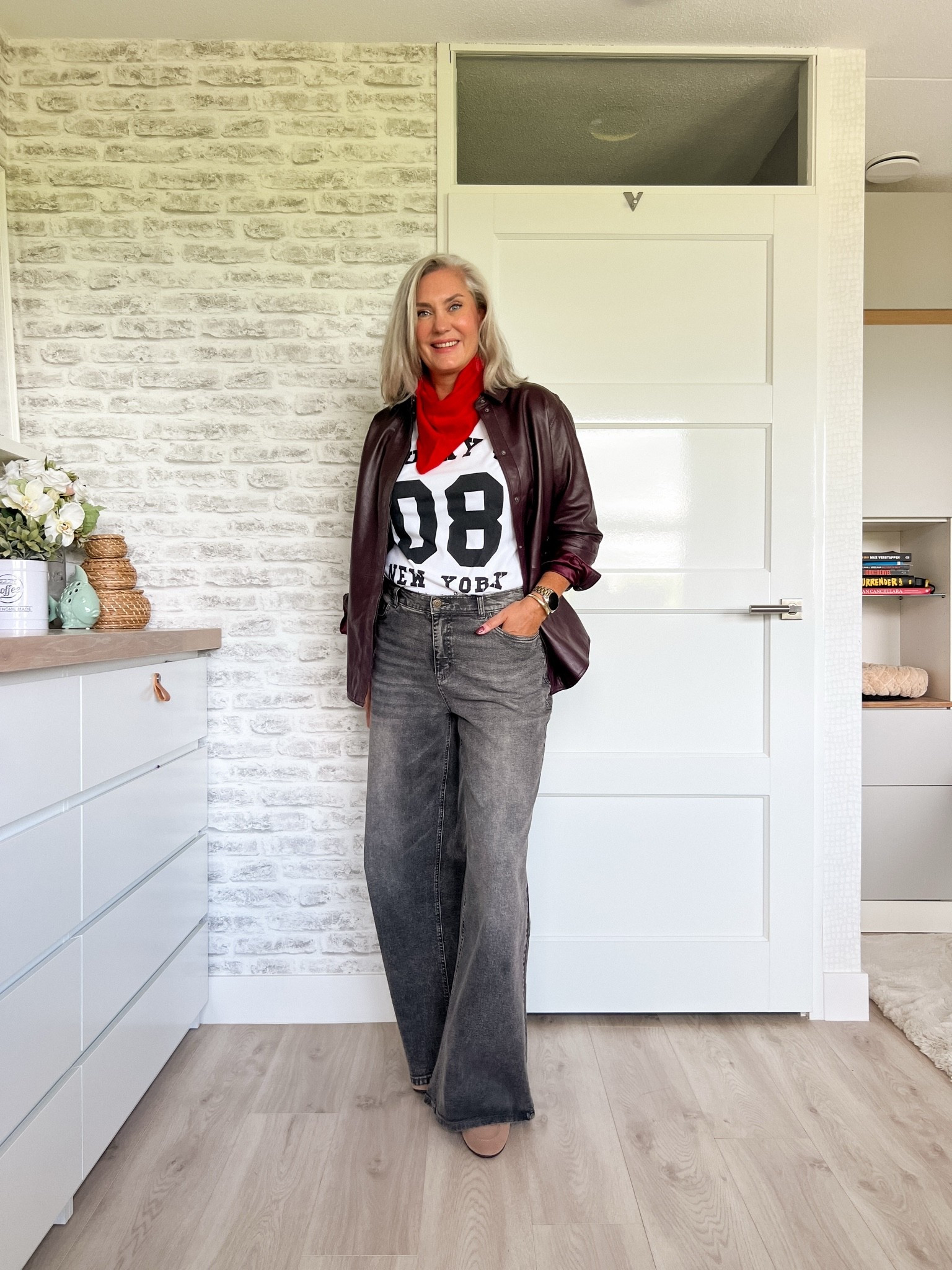 Layered look
Bordeauxrode leren overhemdblouse over een sportief T-shirt met grafische print. Een rood driehoek sjaaltje en een comfortabele wide leg jeans in vergrijsd zwart (size down).

#LTKnederlands #LTKeurope #LTKautumn