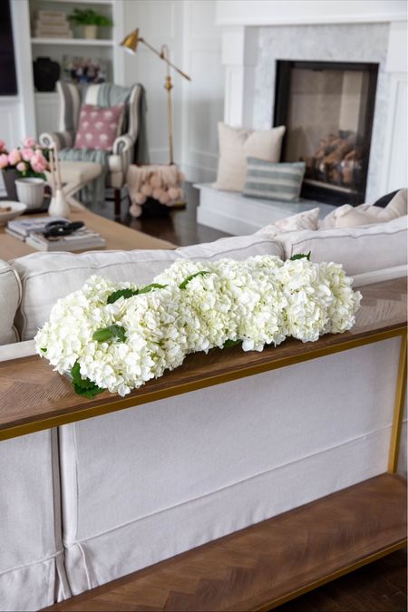 What you need to make a flower arrangement just like this one

Home decor | florals 

#LTKHome #LTKSeasonal