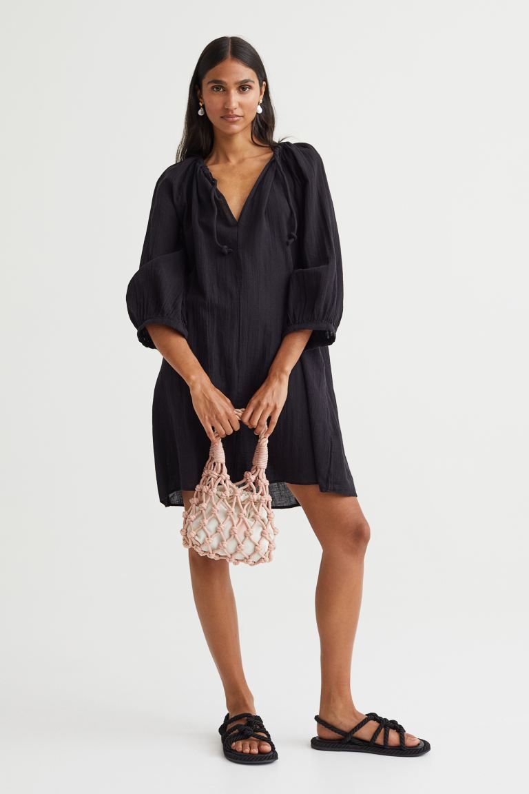Short dress in a soft, textured cotton and linen weave. Gathered neckline with a drawstring and a... | H&M (US)