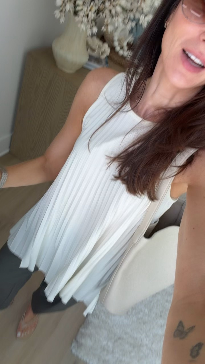 I wore this amazing dress to dinner , and you would never guess it’s from @athleta which tbh has given me some of my favorite and most worn dresses . It has a built-in shelf bra, and it’s so flowy and flattering.
I’m in xs #athletapartne