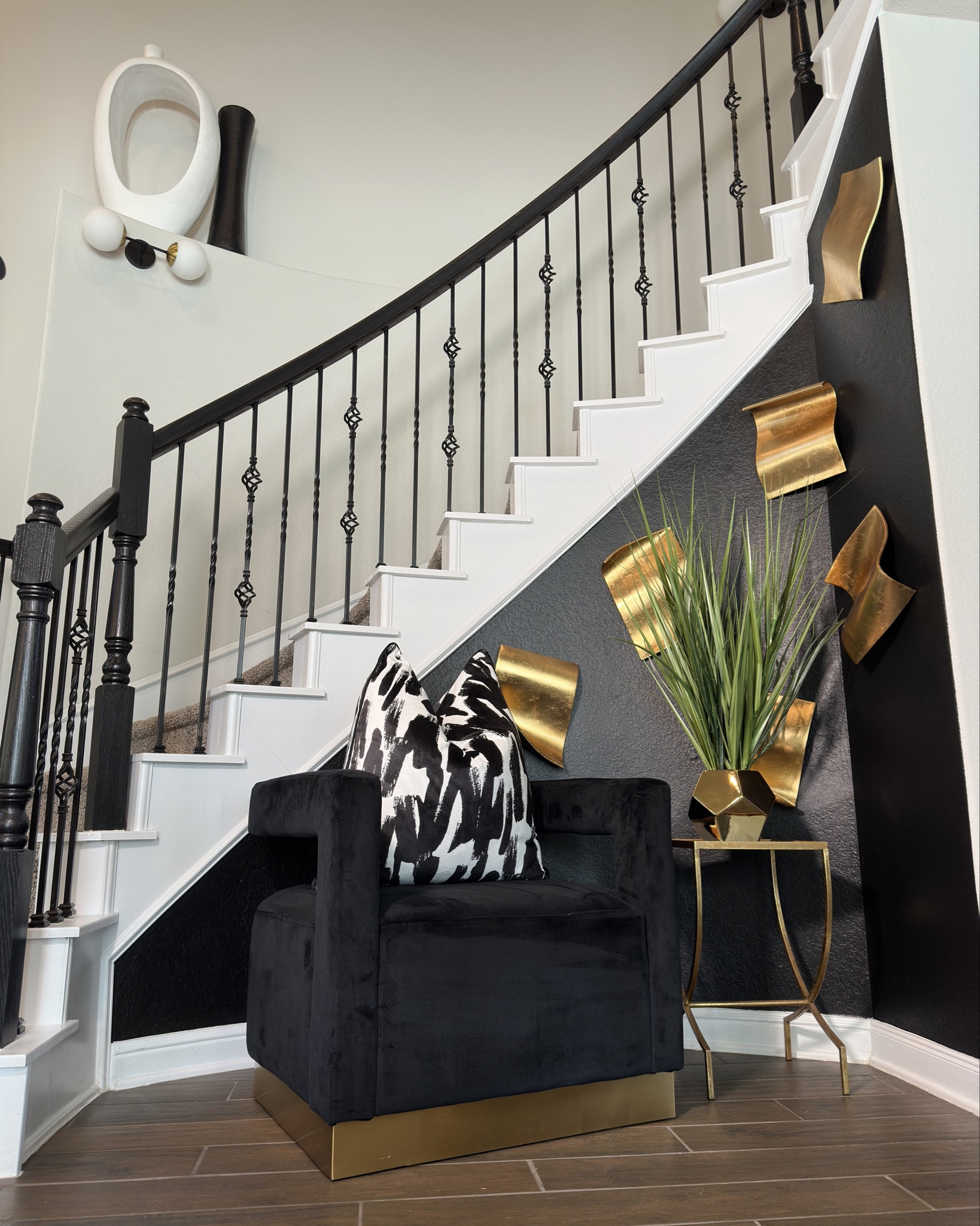 Some decor your stairs need…… 
#homedecor #decor #home #stairs #blackpaint #golddecor 

