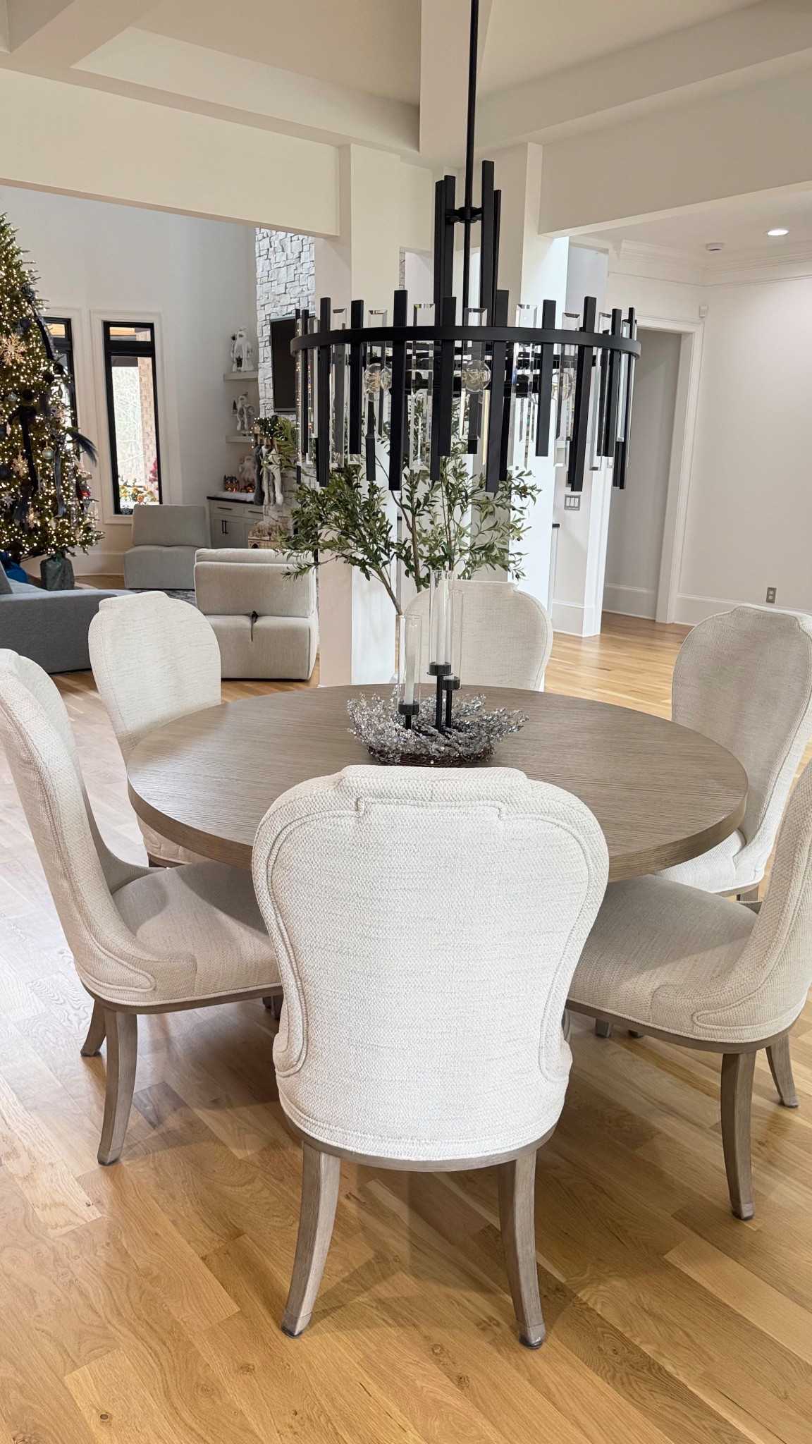 I’m in love with this dining room table! 

#diningroom #homeinspo #roundtable #homedecor 

#LTKHome