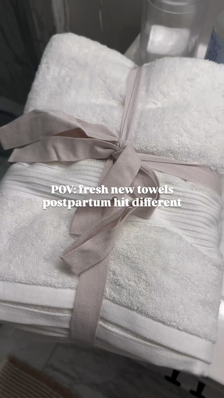 Postpartum has changed how I move through my days. Choosing soft, organic, non-toxic essentials like these towels from @naturepedic helps these quiet routines feel more comforting. 💛

#naturepedic #organichome #cleanliving #healthyhome #selfcareritual