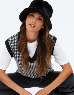 New Look fluffy faux fur bucket hat in black | ASOS | ASOS (Global)