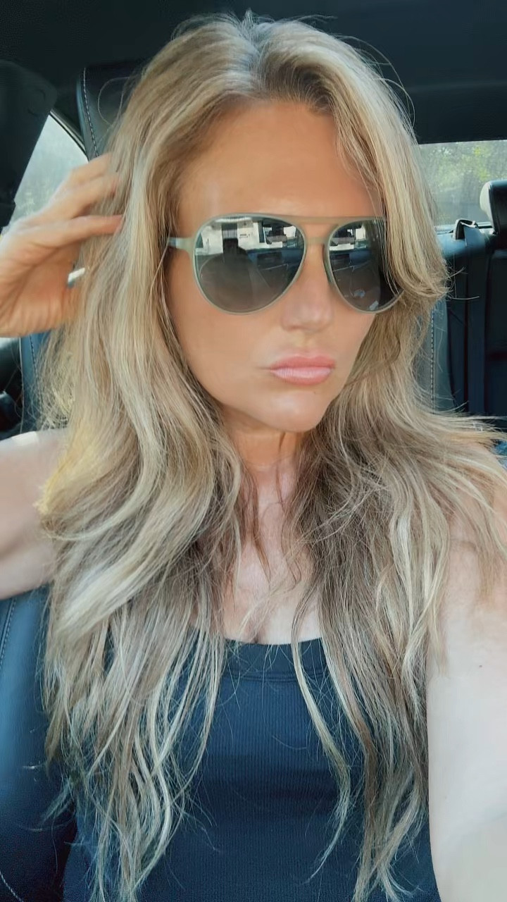 Who needs a brush when the sunnies are hitting and an old banger comes on?


#LTKOver40 #LTKdayinmylife #LTKBeauty