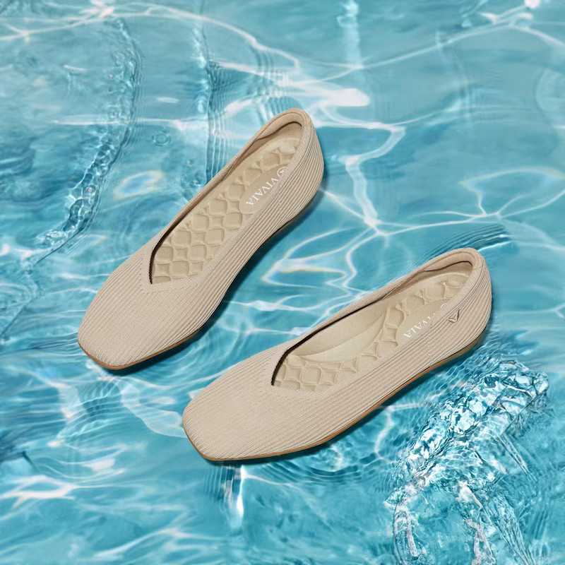 Lightweight Square-Toe V-Cut Flats (Margot Walker) | VIVAIA