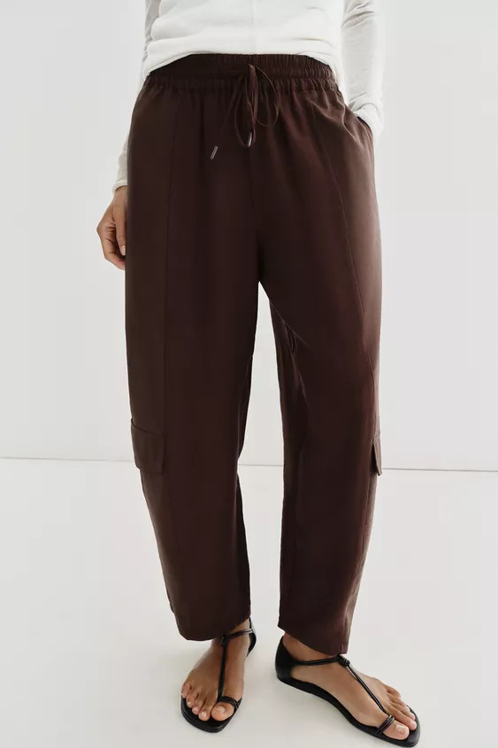 DescriptionColorContentsMeasurementsModel height: 177 cmMid-rise pants with adjustable elastic dr... | Zara Canada