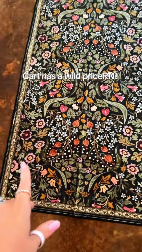 This Floral Rug is 🤌🏻.