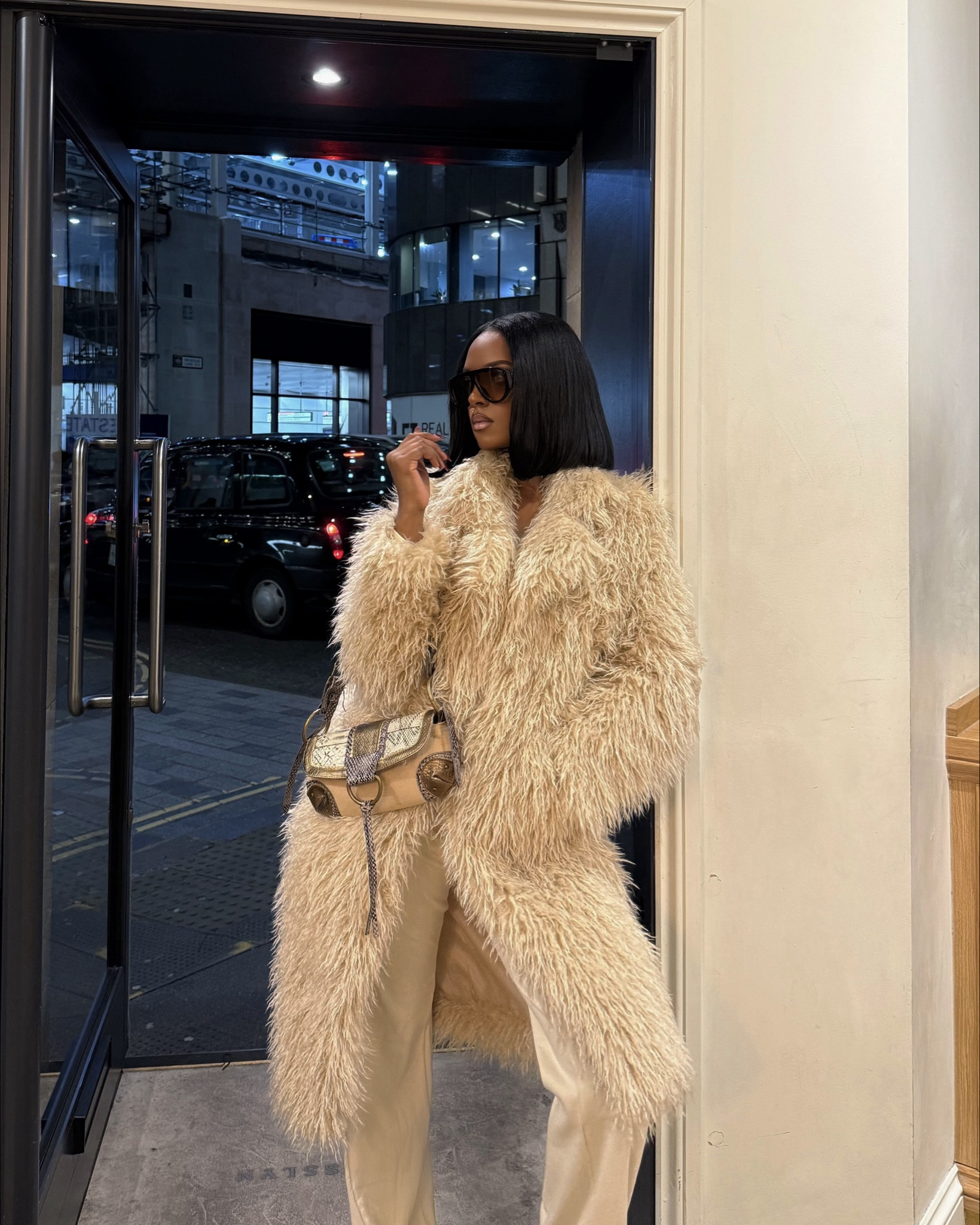 Quick stop☕️


Windsor Stores, Faux fur trench coat

#LTKfestive #LTKuk #LTKwinter