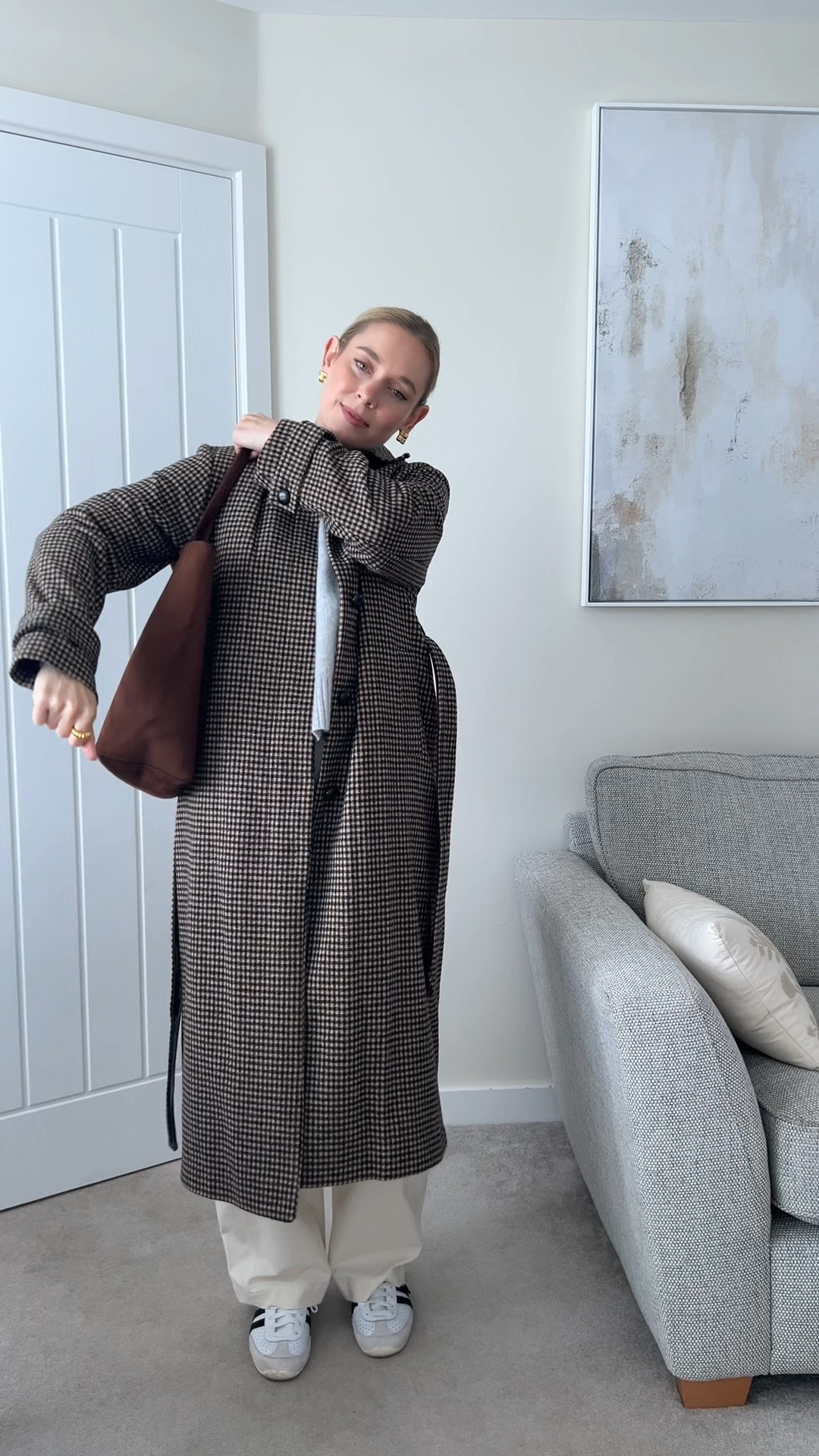 What I’m wearing today as a 32 year old mum of two who loves being comfy but still looking put together 💕✨ these trousers are honesty my favourite addition to my wardrobe this season and I have been living in them 😍 



Minimal outfit, minimal style, chic style, chic mum style, chic mum outfit, mum outfits, winter outfits, barrel leg jeans, jeans outfit, monochrome outfit, Uniqlo knit, jumper outfit 

#LTKwinter #LTKuk #LTKstyletip