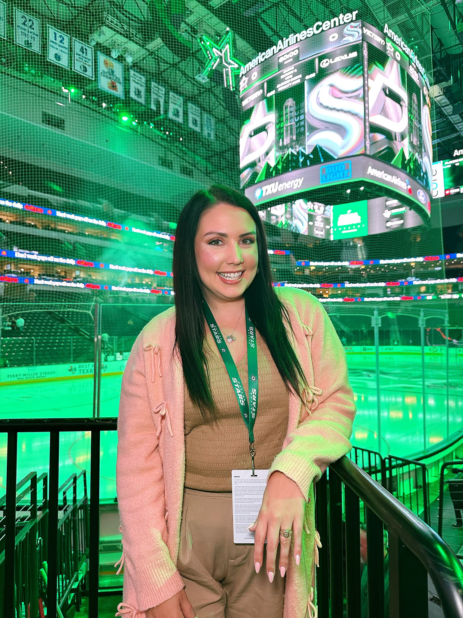 Neutral look for game day🏒🌟💚 Use MOLLIE15 for 15% off my cardi and pants!

#LTKMidsize #LTKWorkwear #LTKSaleAlert