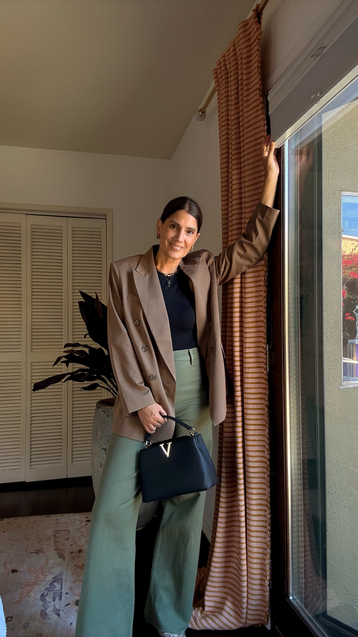 Keeping it effortless with a structured blazer, high-waisted trousers, and a classic black bag.
Neutral tones, clean lines, and just the right mix of casual and polished.

#ootd #neutralstyle #minimalchic #fallfashion #balamodastyle #effortlesslook #classicwithatwist