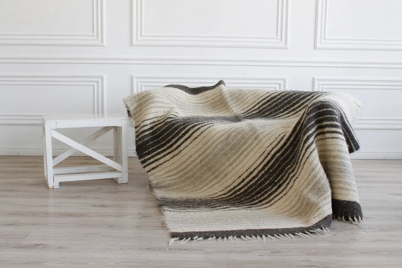 Read the full title
    Grande ouverture en pure laine de mouton vierge, Couvertures en laine tis... | Etsy (FR)