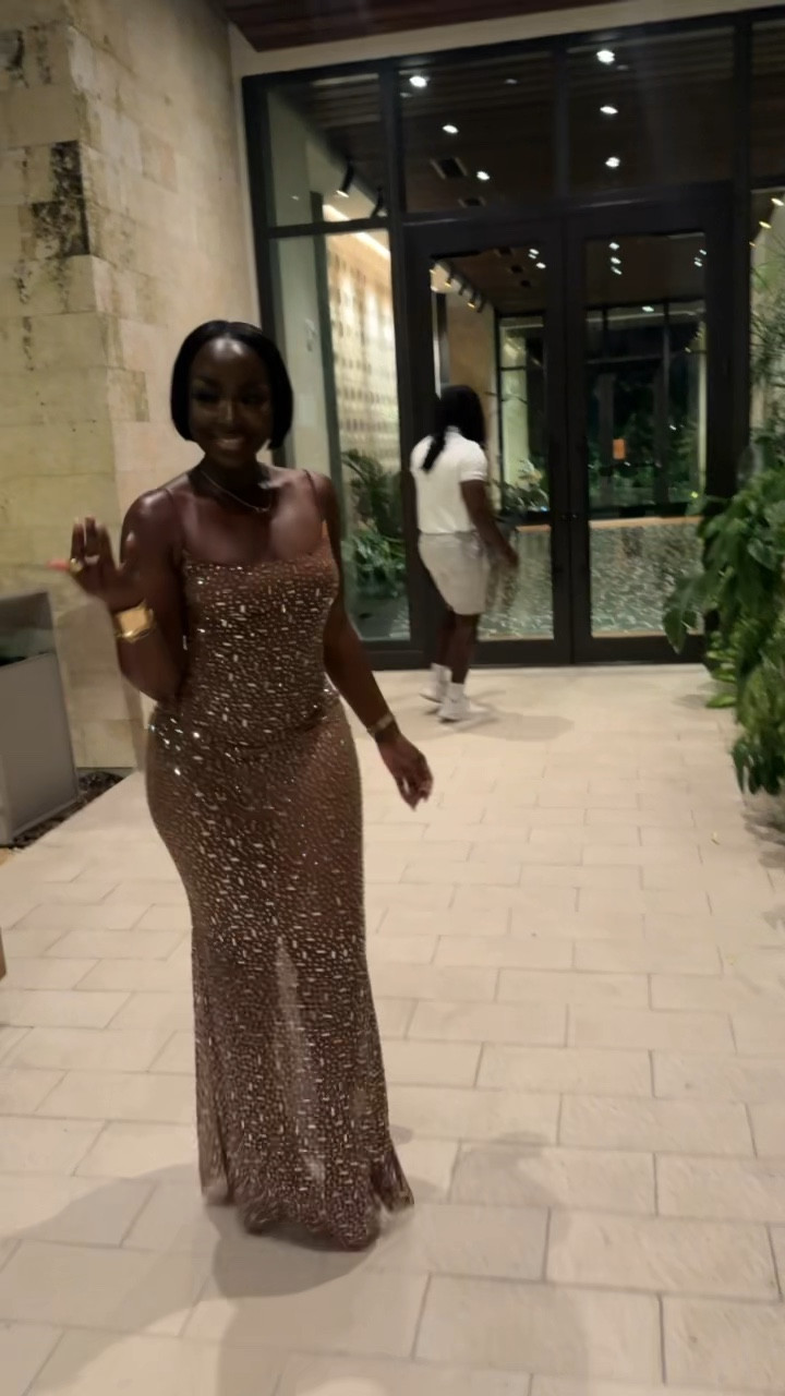 Counting down to 40 and looking back at 39 like ooooooooweeeeeee! Wearing a 10, could’ve used an 8🤌🏾😉 #Almost40 #HolidayDress #Holiday #EveningDress #OutfitIdea #womenintheir30s

#LTKBeauty #LTKStyleTip