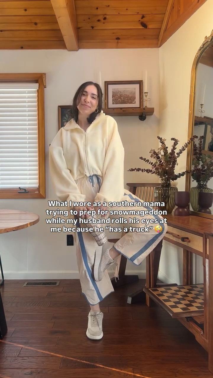 Anyone else been grabbing batteries, groceries, and harassing your husbands about things you’ve never thought of until you saw a video saying you have to have it “just in case” ?? Glad we’ve all stimulated the economy, but I hope we don’t need any of it 🙈🤣 

The outfit has to be comfy these days or I don’t want it 🙌🏻
Comment “WANT” and I’ll send all the details straight to ya!! 

#momswithstyle #casualstyle #comfystyle #comfycute #momapproved