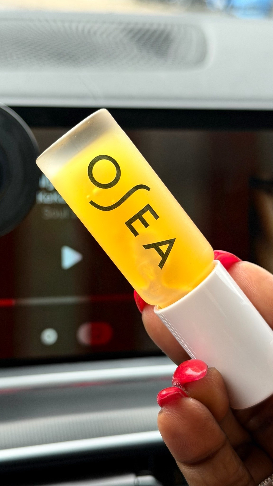 High shine, zero stickiness. Giving my lips the hydration they actually deserve with the @oseamalibu Hyaluronic Lip Oil Booster. It’s skincare, but make it glossy.