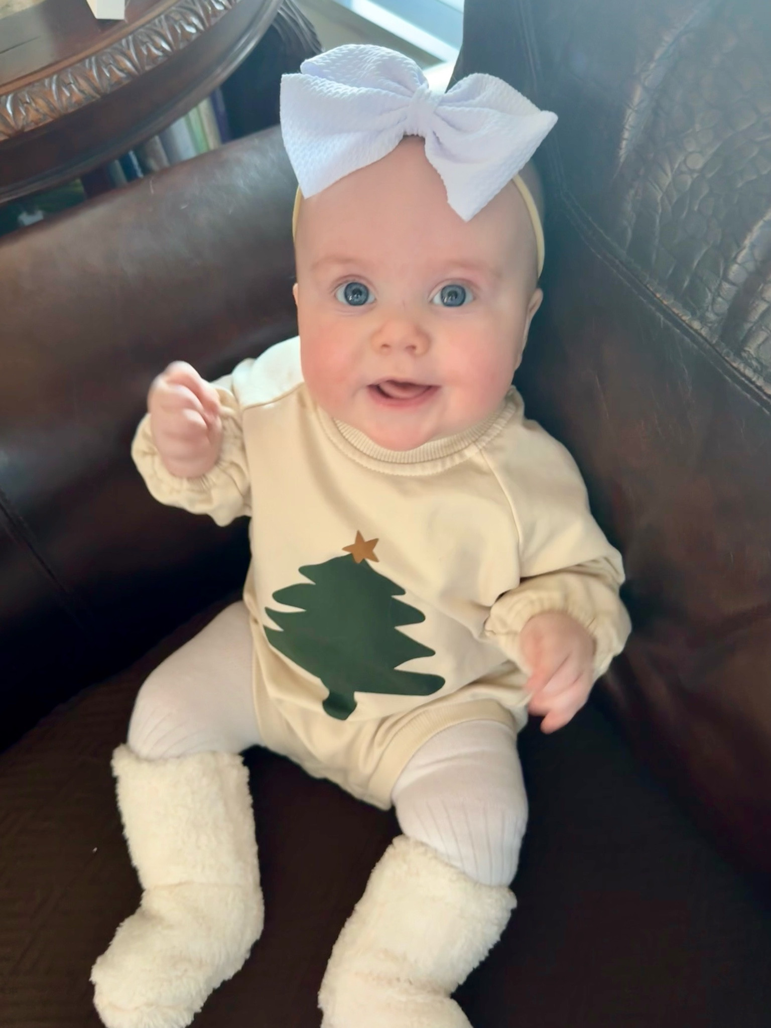Baby Christmas fit 🌲 

Baby, christmas, Christmas fit, gender neutral, bow, Christmas tree, tree, romper, baby romper, tights, baby’s first Christmas, baby girl, baby boy
