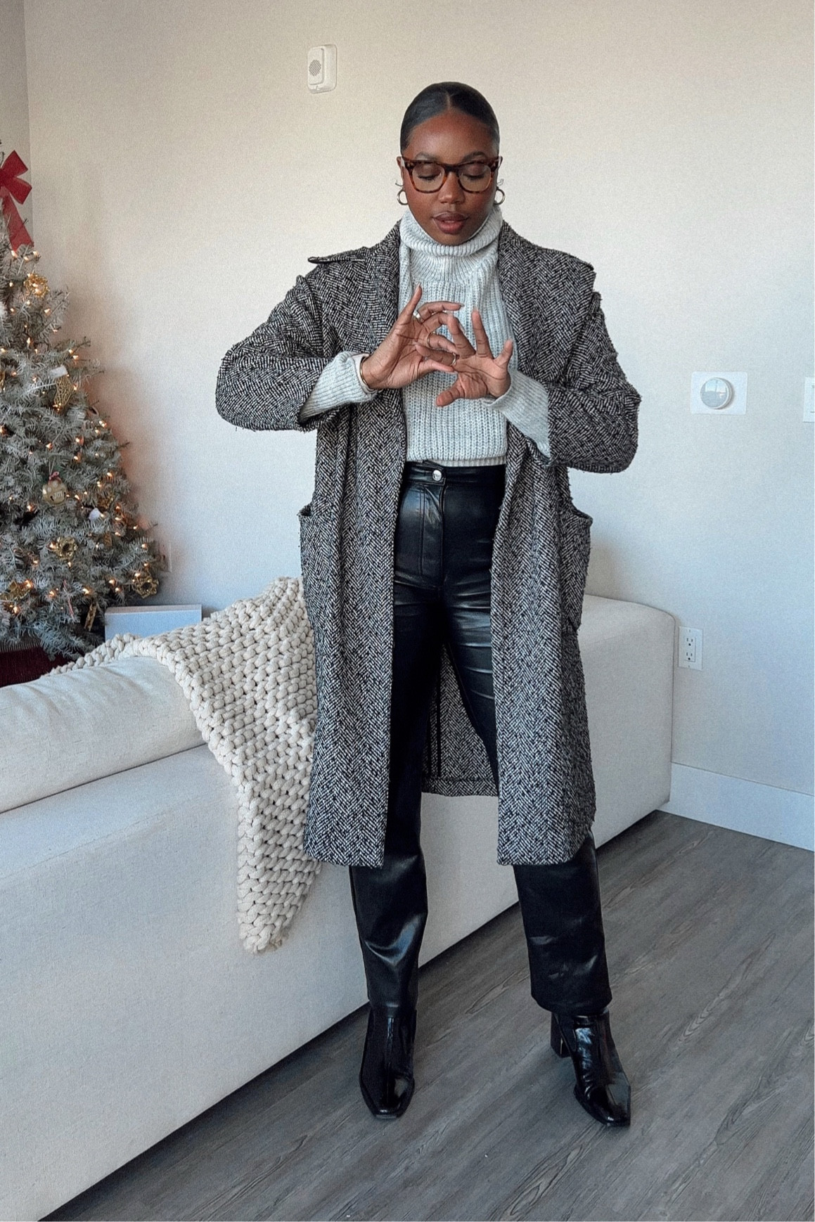 today’s outfit of the day. 

Melina pants from aritiza (US 8) 
Grey turtleneck sweater from Missy Empire 
Houndstooth Coat from Target 
Black chelsea boots from Zara 

*linked some similar items for you :) 

#LTKworkwear #LTKfit #LTKstyletip