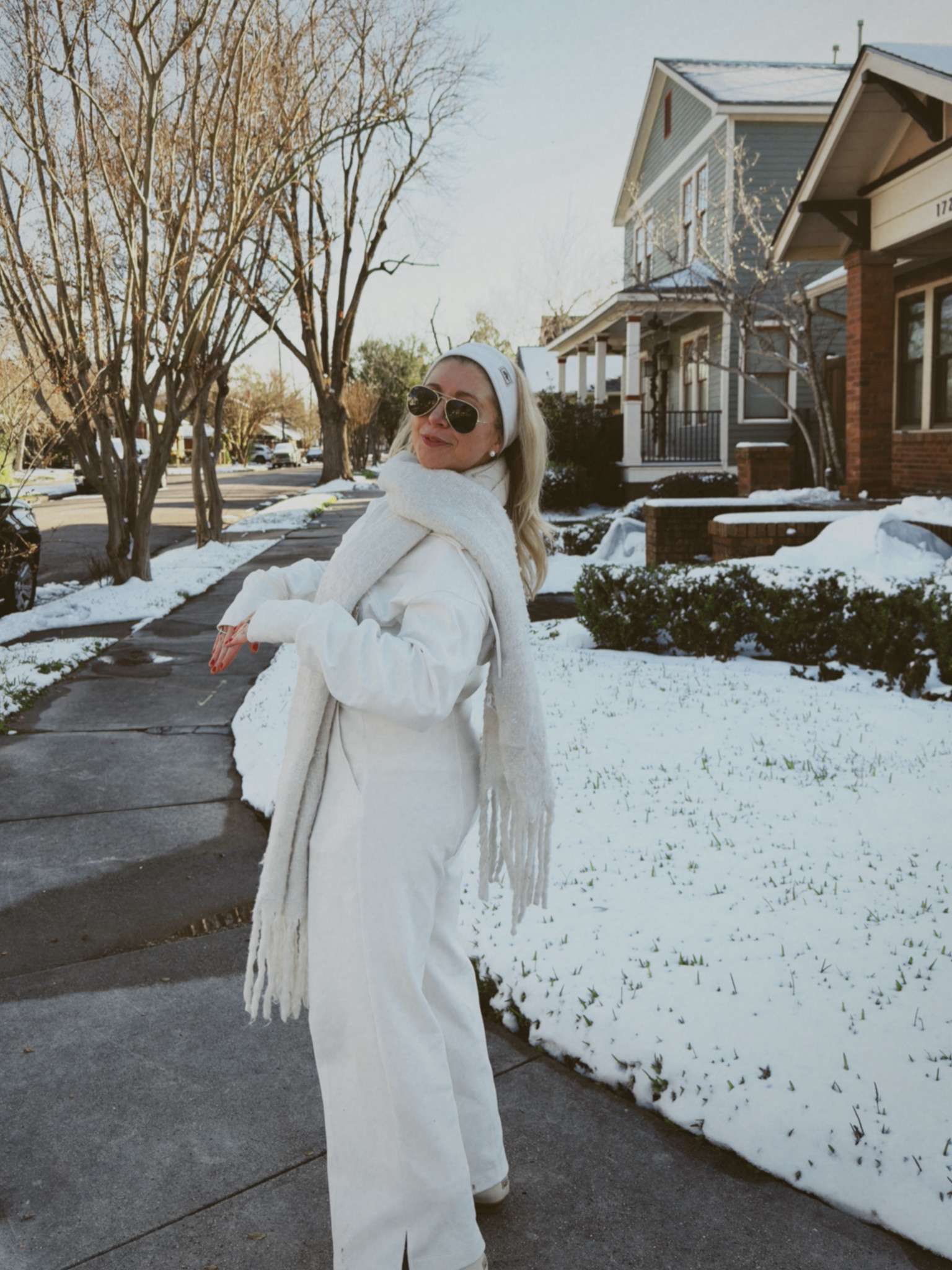 SIZING INFO 

Pullover: size medium 
-Fit TTS but I suggest sizing up to make it more oversized 

Wide leg Pants: Petite Small 
-Fit oversized I recommend ordering your true size

#LTKSeasonal #LTKActive #LTKTravel