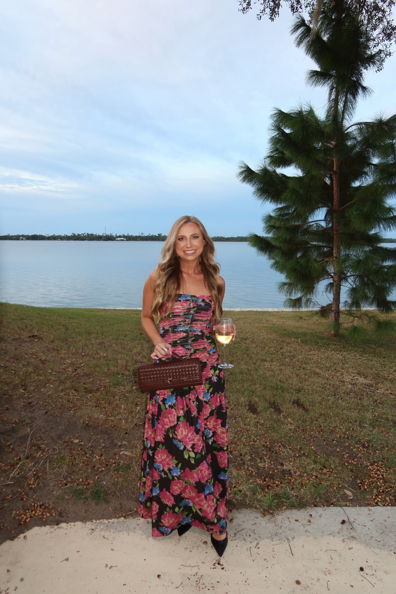 Dress is flying tomato and you can get 15% off with code SIERRA15
Bag is urban expressions and linked below! Great quality! 