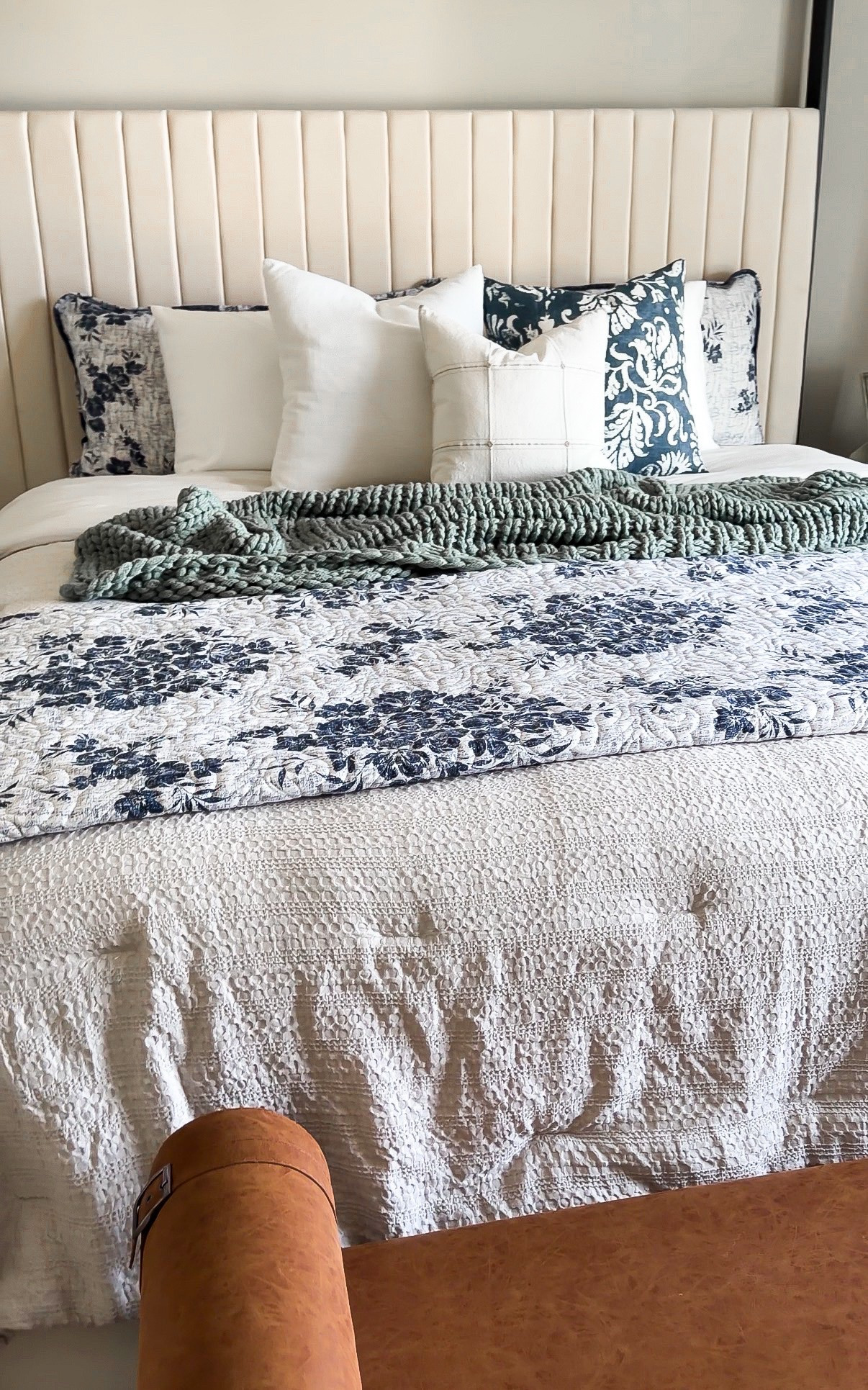 The bedding refresh I didn’t know I needed🙌🏼💤 @linensandhutch

❗️Be sure to use code: CHRISTA50 to save 50% off + FREE shipping!

Comforter is color Dune
Knit throw is the green shade