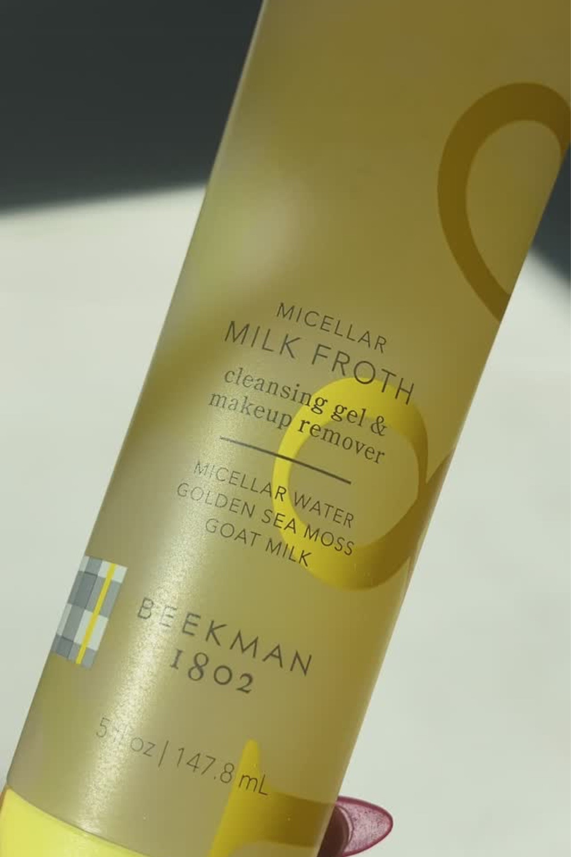 💛 @beekman1802 Micellar Milk Froth Cleansing Gel & Makeup Remover #gifted

🧼 2-in-1 Cleansing Gel + Makeup Remover is tough on makeup but gentle on your skin barrier. Infused with goat milk saponins and golden sea moss, it removes impurities while replenishing essential minerals—no dryness, no irritation! 

#kindnesskrew #beekman1802 #gofrothyourself #skincare #makeupremover #ugc #beautyugc