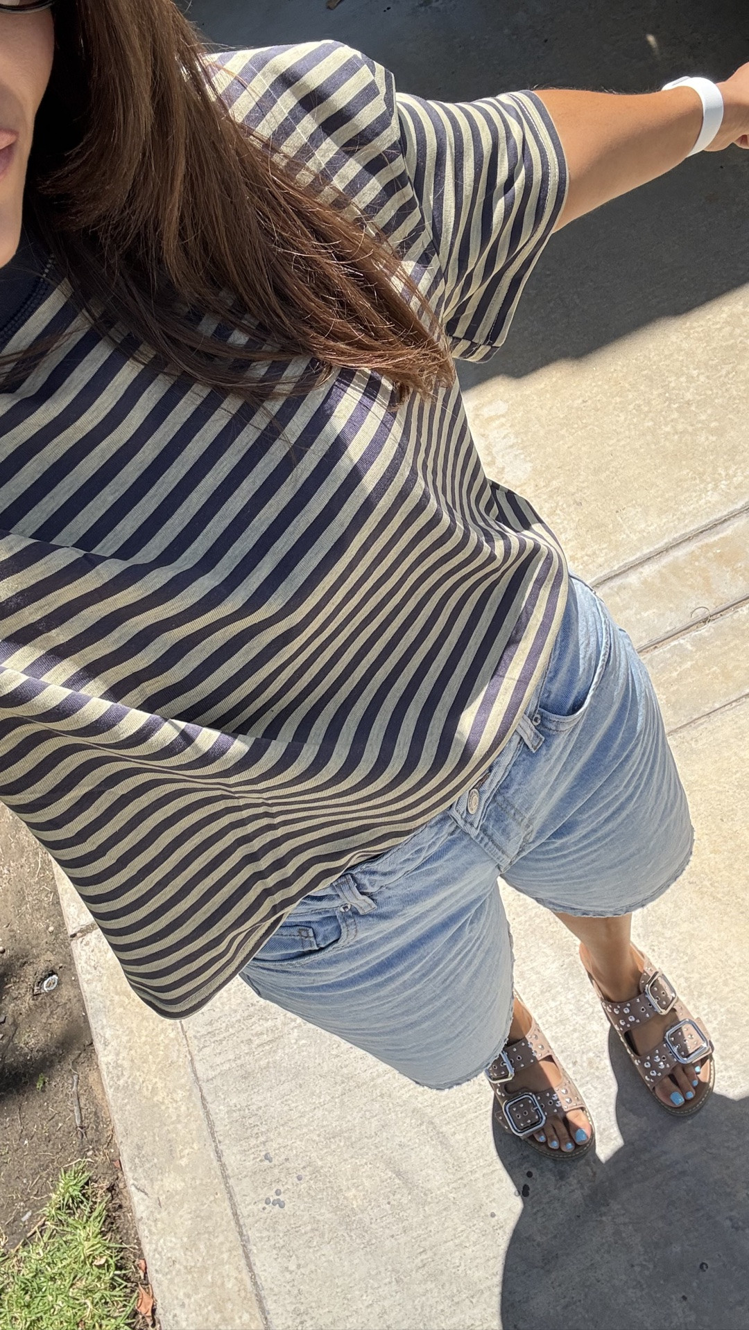 Size S top (runs very oversized). Size 8 jeans

#LTKootd #LTKmomlife