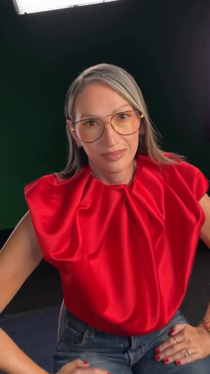 A bit of confessional glam 💋

#LTKStyleTip #LTKVideo