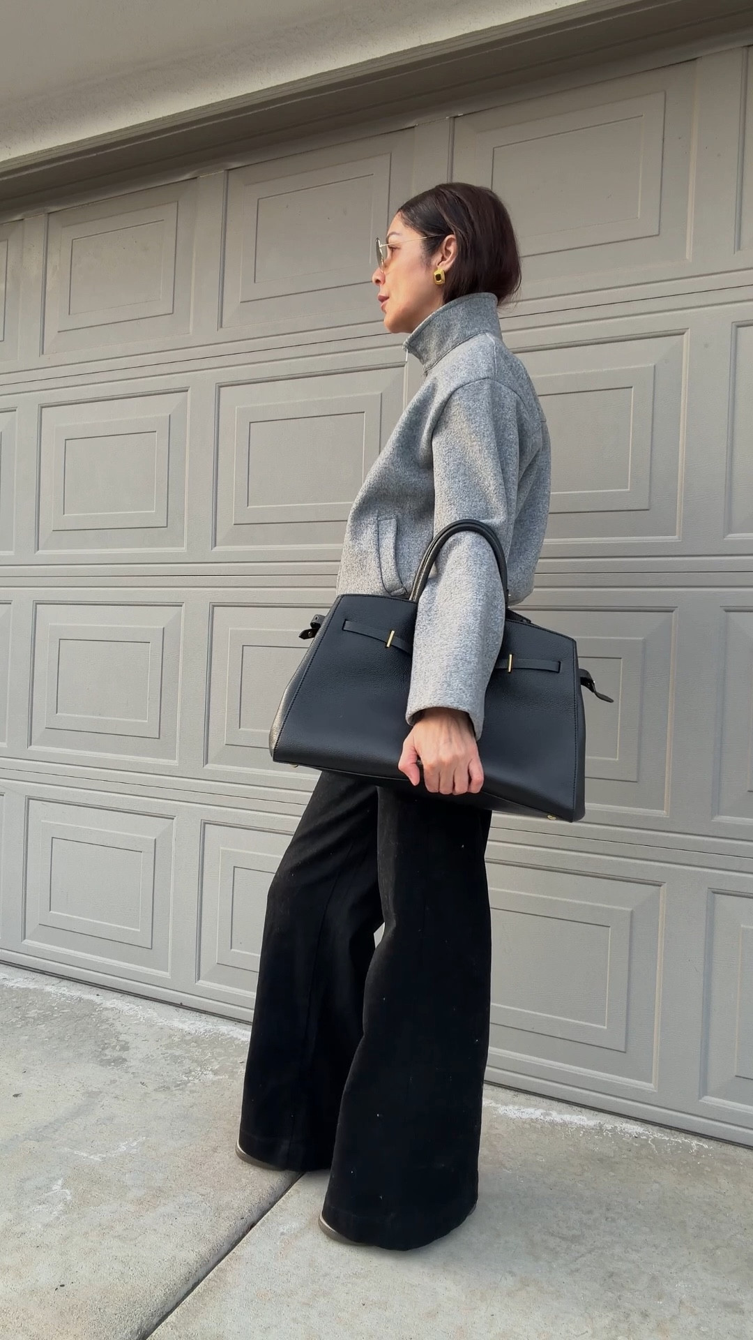 Wearing vs Styling ✨ Work Edition

Wearing an all-black outfit to work is easy…
styling it is what makes it look elevated.

Black pants + black top = timeless base 🖤
Added a Zara bomber jacket (on sale!) to instantly upgrade the look
Finished with Adidas Samba  sneakers because comfort is non-negotiable for long workdays and rayban aviator sunglasses 

This is how I’m going to work:
✔ polished
✔ comfortable
✔ effortless
✔ still very chic

Proof that you don’t need heels or a complicated outfit to look put together at work. Save this for your next office outfit idea 👌

#wearingvsstyling #workoutfitideas #officeoutfit #chicworkwear #zaraoutfit #zaraonSale #everydaystyle #comfortablefashion #blackoutfit #fashionreels #effortlessstyle#LTKGiftGuide