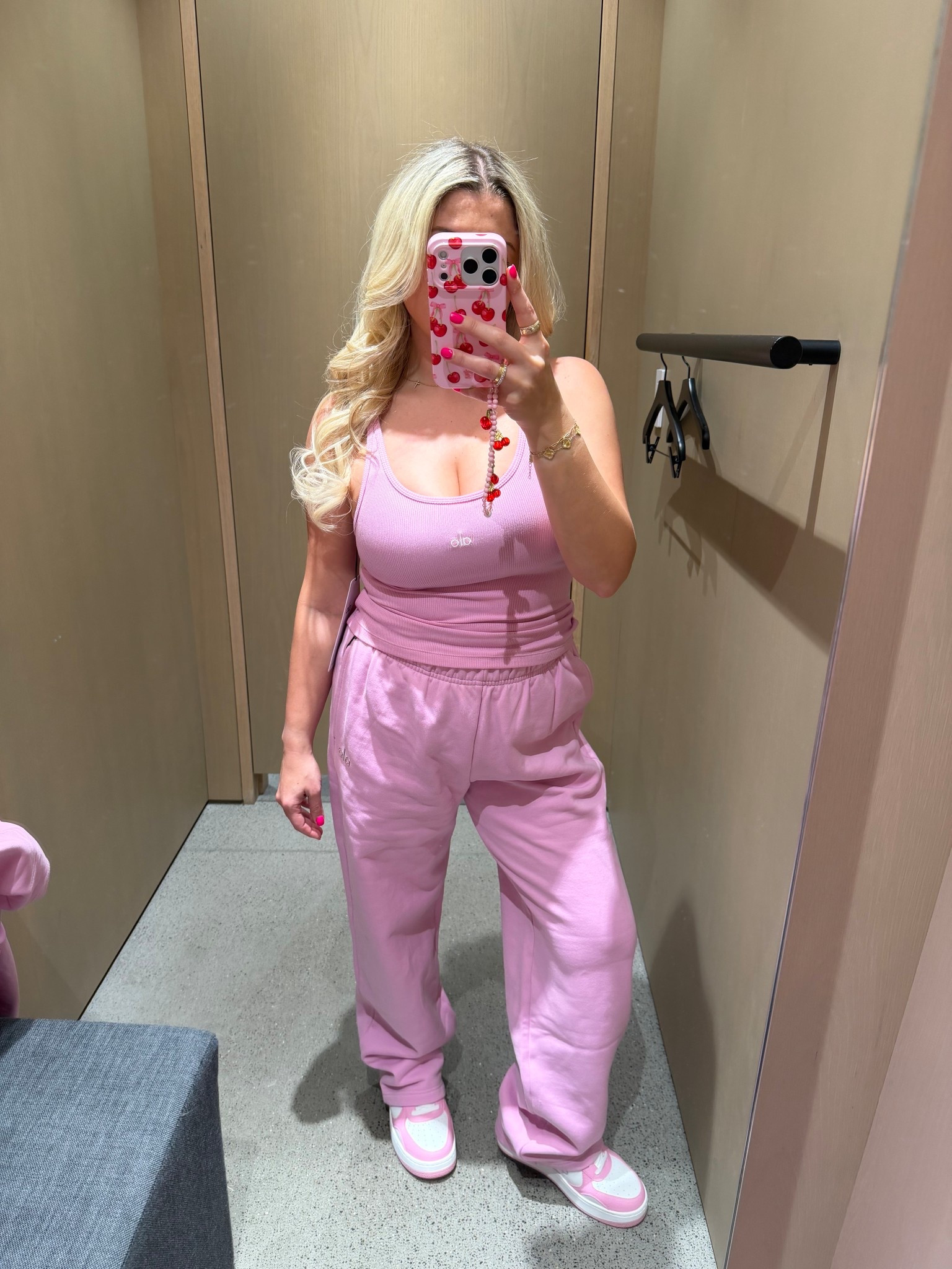 New Alo candy heart pink 💗
Size small
Alo sneakers 
Valentine’s Day outfit
Gift idea 

#LTKFindsUnder50 #LTKFindsUnder100 #LTKootd