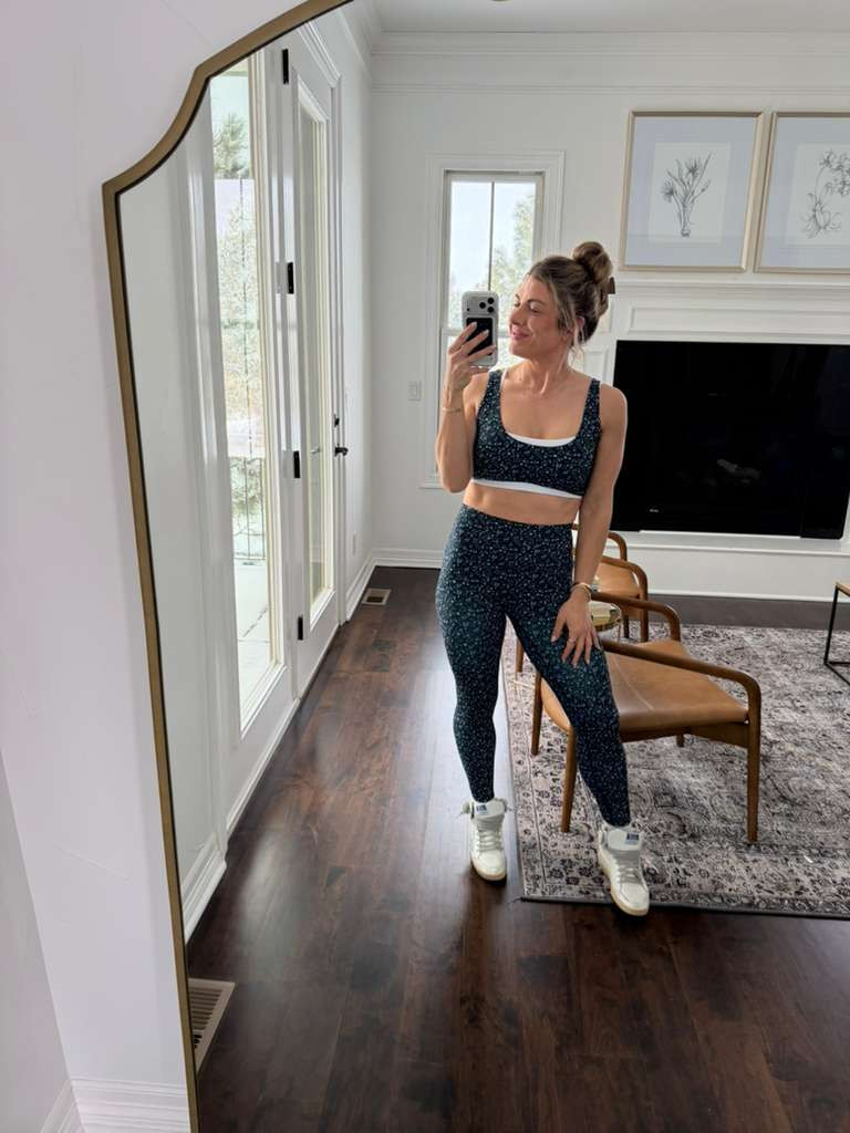 Navy floral vibes make this Abercrombie activewear set feel fresh and fun. Easy stretch, cute print, and zero effort styling for busy days. 🌸💙✨
#Abercrombie #ActivewearSet #NavyFloral #Athleisure #WorkoutWear #GymOutfit #FitnessStyle #LTKFinds #EverydayActive #WomensActivewear 

 #LTKootd #LTKActive