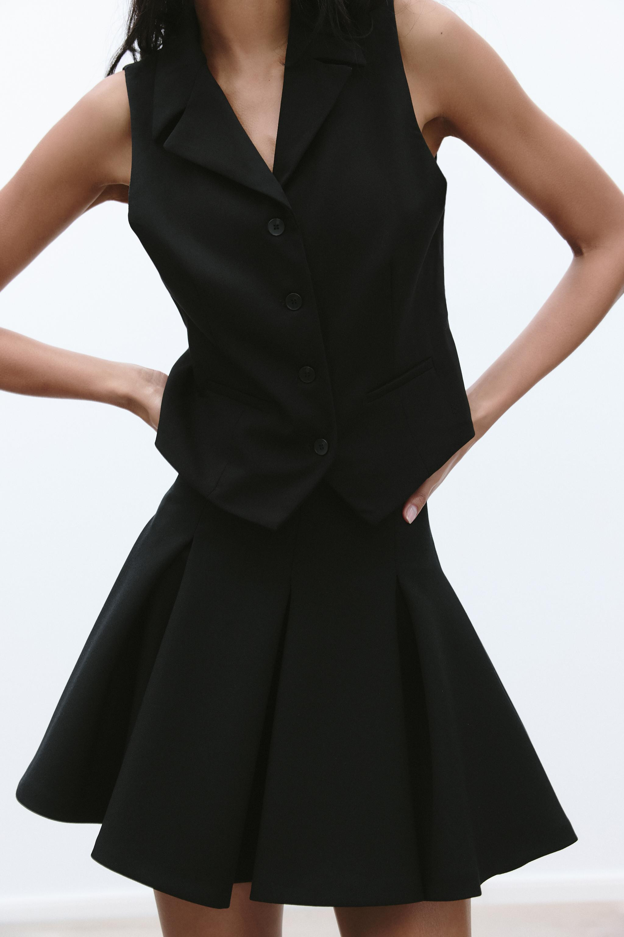 Mid-rise mini skirt. Pleated hem. Hidden in-seam side zip closure. | Zara US