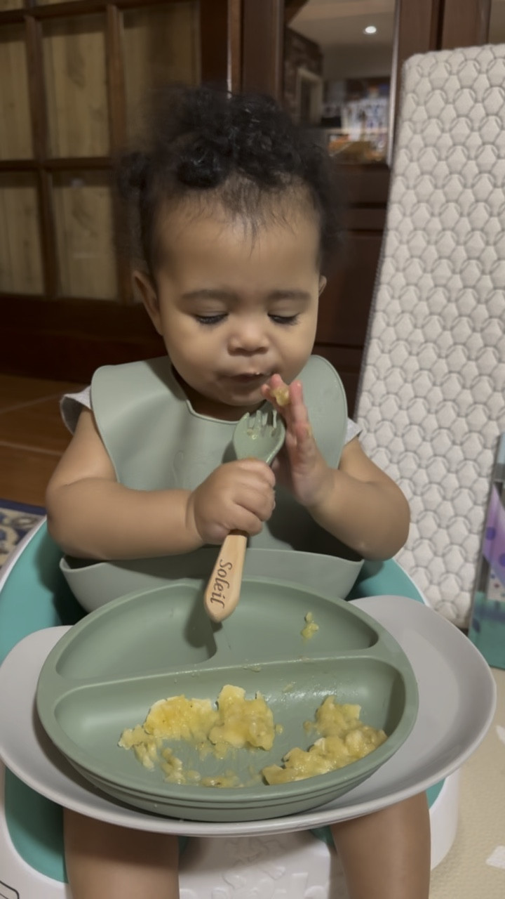 My godson using his personalized silicone #weeningset! Christmas aligned with his 6 month introduction to real food, so this turned out to be the perfect #gift. Each piece in the set has name on it. Mommy and baby approved ✔️

#weeningsets #babygifts #giftsforkids #toddlergifts #kidgifts #diningsetforbabies

#LTKKids #LTKWatchNow #LTKBaby